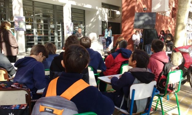 CLASE PÚBLICA Y ABRAZO SIMBÓLICO DE LOS DOCENTES UNIVERSITARIOS EN LA EIDFS