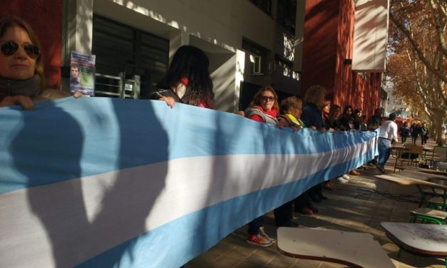 CLASE PÚBLICA Y ABRAZO SIMBÓLICO DE LOS DOCENTES UNIVERSITARIOS EN LA EIDFS