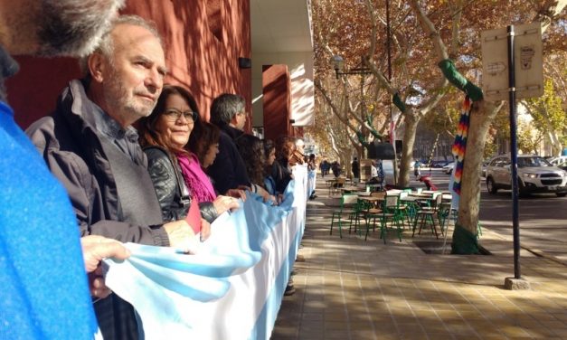 CLASE PÚBLICA Y ABRAZO SIMBÓLICO DE LOS DOCENTES UNIVERSITARIOS EN LA EIDFS