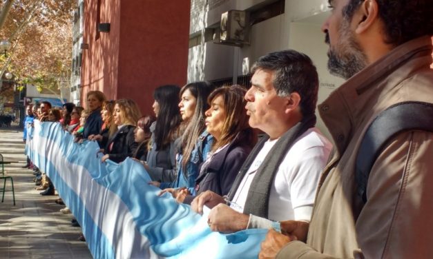 CLASE PÚBLICA Y ABRAZO SIMBÓLICO DE LOS DOCENTES UNIVERSITARIOS EN LA EIDFS