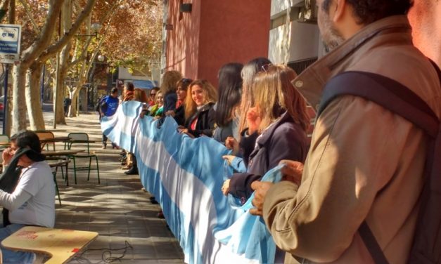 CLASE PÚBLICA Y ABRAZO SIMBÓLICO DE LOS DOCENTES UNIVERSITARIOS EN LA EIDFS