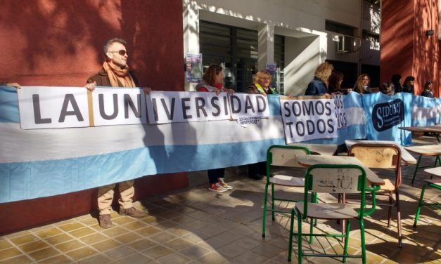 CLASE PÚBLICA Y ABRAZO SIMBÓLICO DE LOS DOCENTES UNIVERSITARIOS EN LA EIDFS