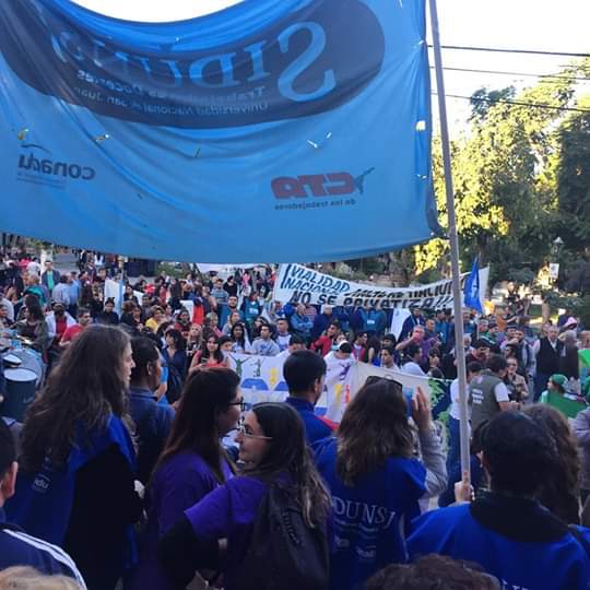 EDITORIAL DE CRECE DESDE EL PIE: DÍA DE LA TRABAJADORA Y EL TRABAJADOR
