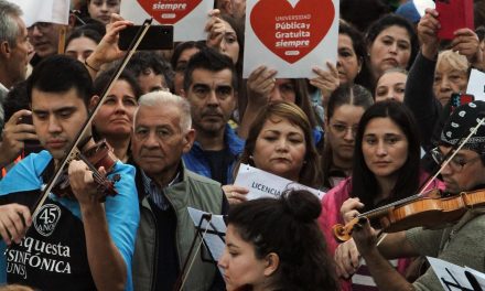 LA UNIVERSIDAD DE PIE EN DEFENSA DE LA EDUCACIÓN Y LA CIENCIA PÚBLICAS